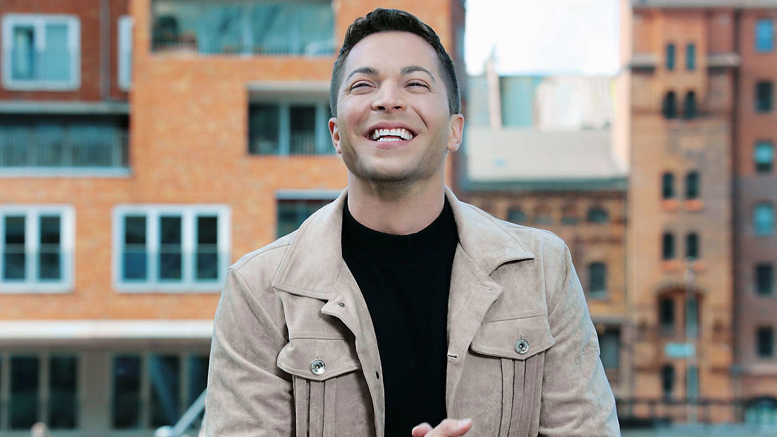 Julian David, moderiert Samstags um 9:00 Uhr "Aber bitte mit Schlager" auf Schlagerplanet Radio