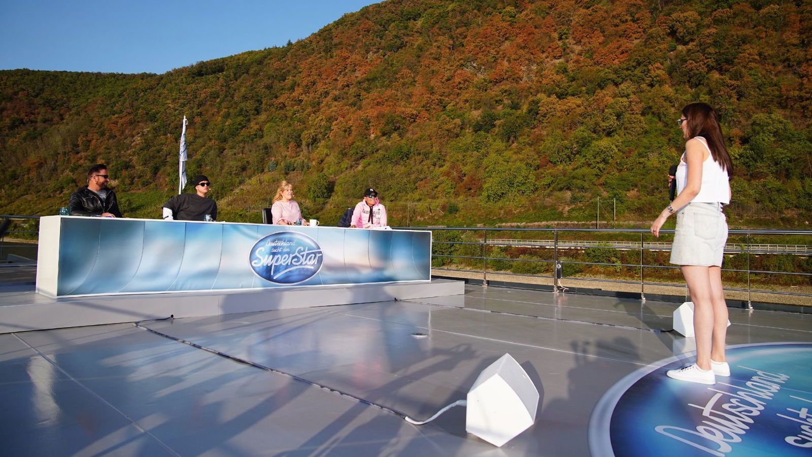 V.l.: DSDS-Jury bestehend aus Michael Wendler, Mike Singer, Maite Kelly, Dieter Bohlen und Casting-Kandidatin Veronika Ilieva