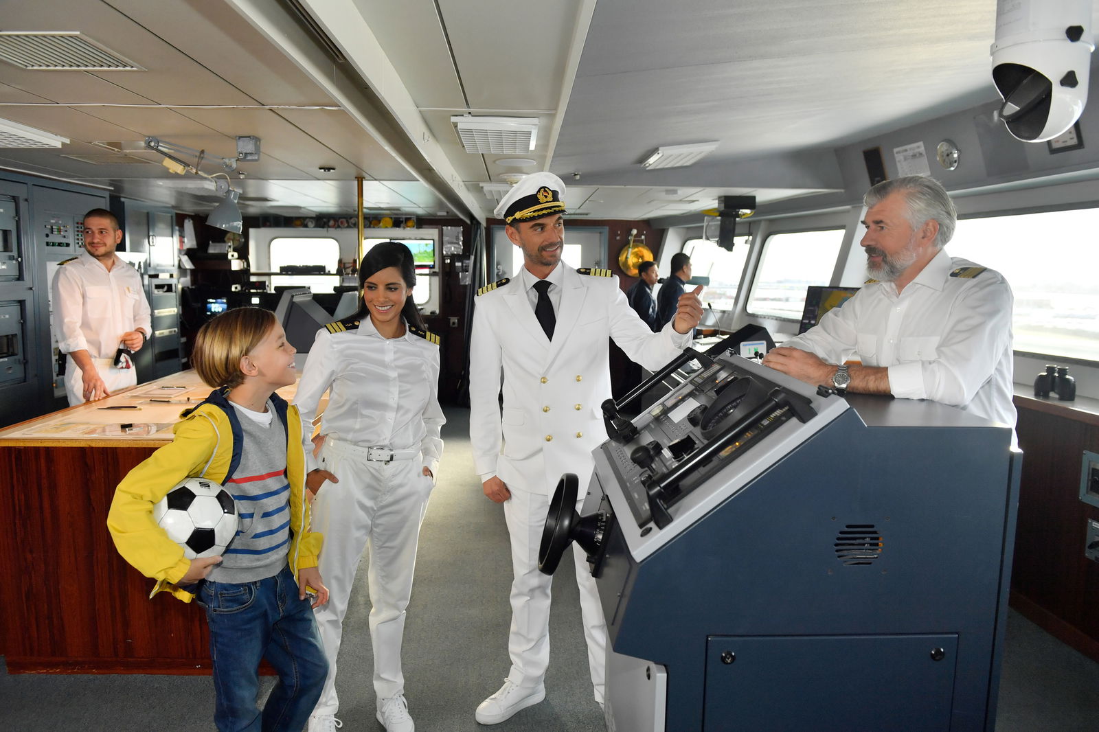 Bei ihrer ersten Reise als Schiffsärztin auf dem Traumschiff erhält Dr. Delgado (Collien Ulmen-Fernandes, 2.v.l.) Unterstützung durch ihren Neffen Timo (Otis Whigham, l.). Kapitän Parger (Florian Silbereisen, 2.v.r.) und Staffkapitän Grimm (Daniel Morgenroth, r.) begrüßen die Neuankömmlinge an Bord.