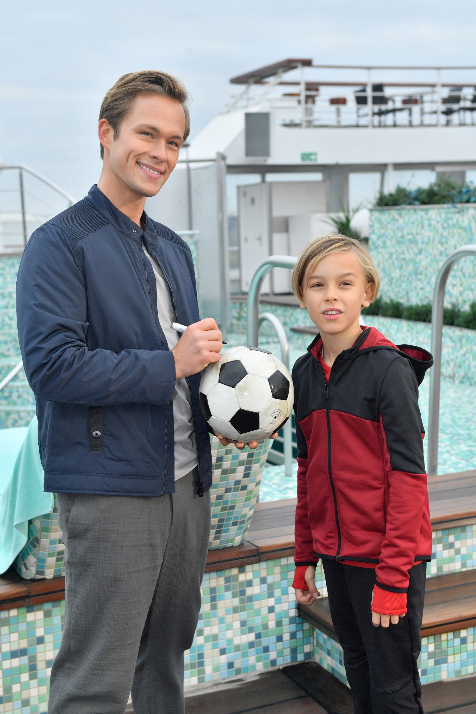 Timo (Otis Whigham, r.) träumt von einer Fußballkarriere und kann seinen Augen kaum trauen, als er an Bord seinem Fußballidol Lars Meyer (Marlon Boess, l.) begegnet.