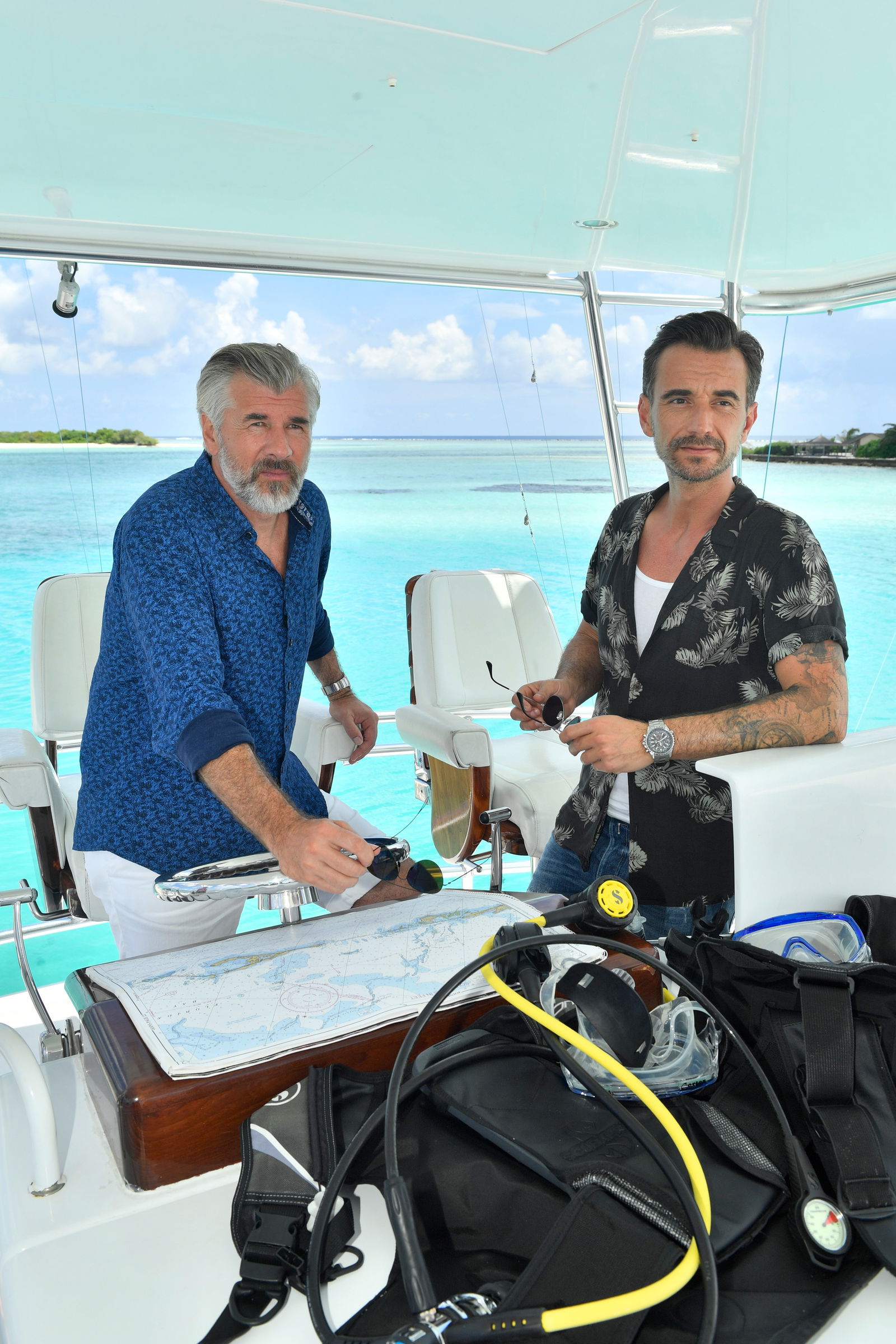Als Teambuilding-Maßnahme wollen Kapitän Max Parger (Florian Silbereisen, r.) und Staffkapitän Martin Grimm (Daniel Morgenroth, l.) einen gemeinsamen Tauchgang absolvieren.