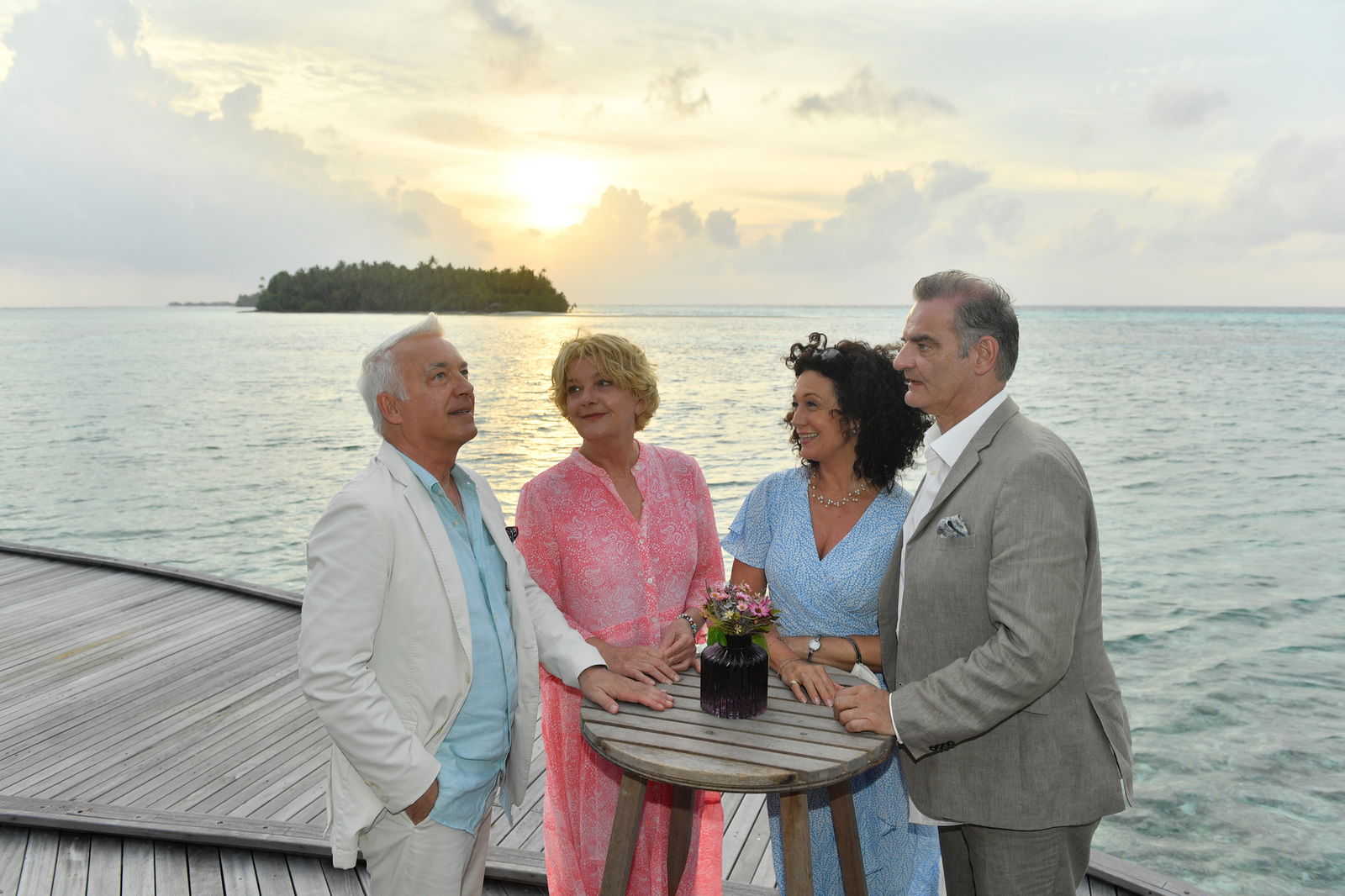 Die Brüder Frank (Christoph M. Ohrt, l.) und Thomas (Heinrich Schafmeister, r.) buhlen um die Gunst von Hannas (Barbara Wussow, 2.v.r.) Freundin Birgit (Saskia Vester, 2.v.l.).