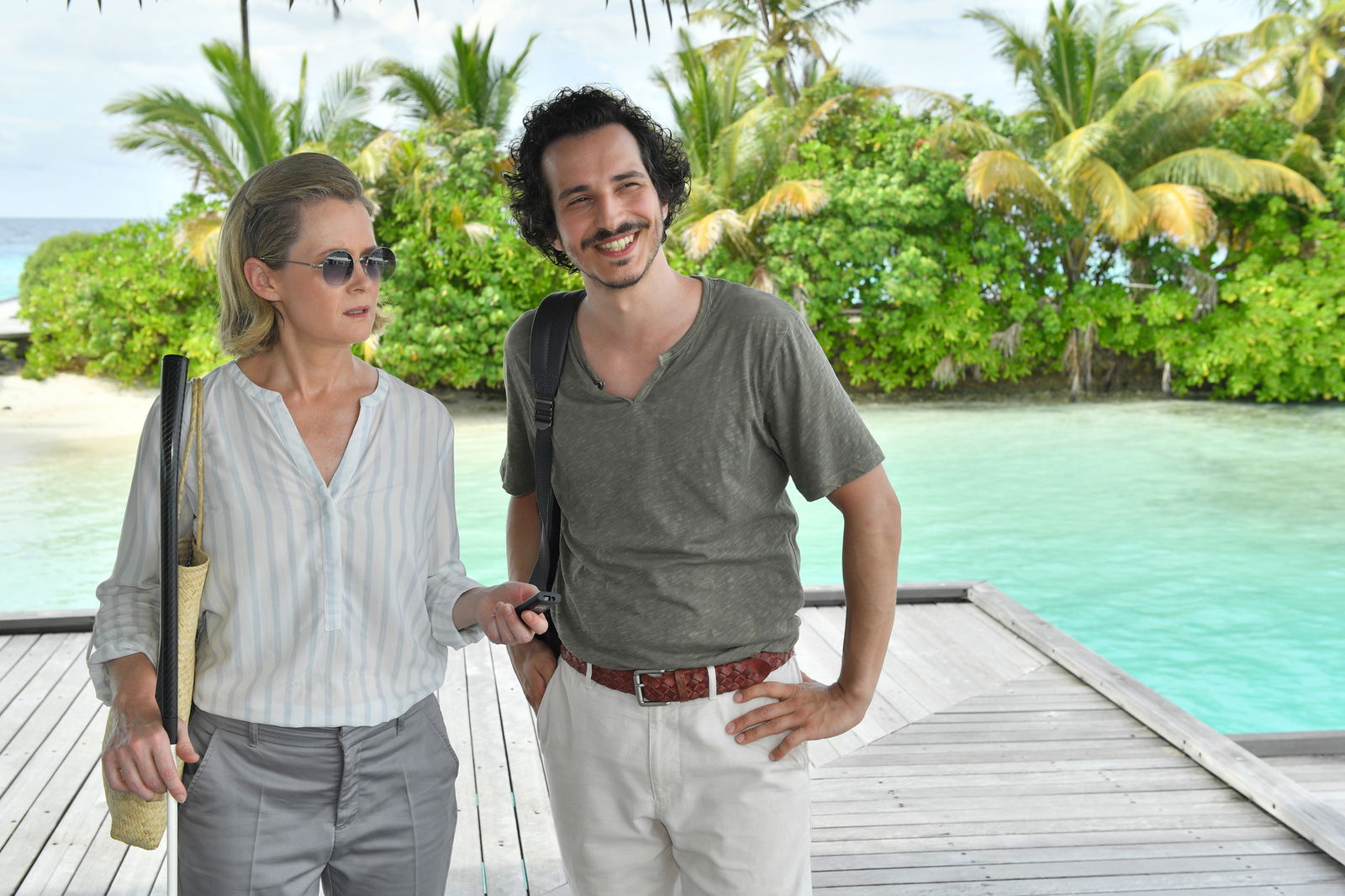 Mit Kornelius Busch (Ferdi Özten) steht der blinden Nele Berghaus (Lisa Karlström) ein unerfahrener Reisebeleiter zur Seite.