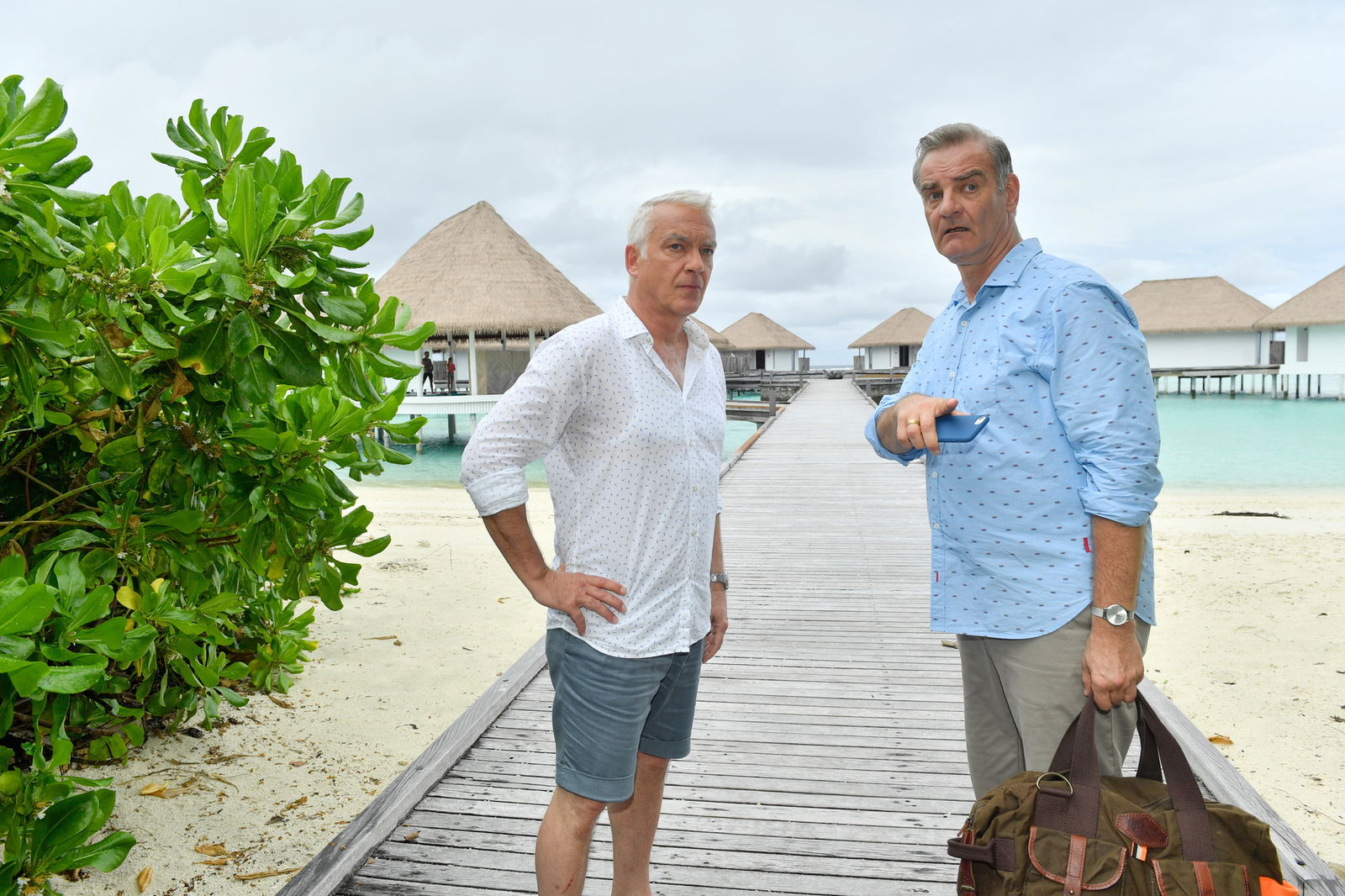 Thomas' (Heinrich Schafmeister, r.) spontane Idee, seinen Bruder Frank (Christoph M. Ohrt, l.) auf dessen Weltreise zu begleiten, gefällt diesem ganz und gar nicht.