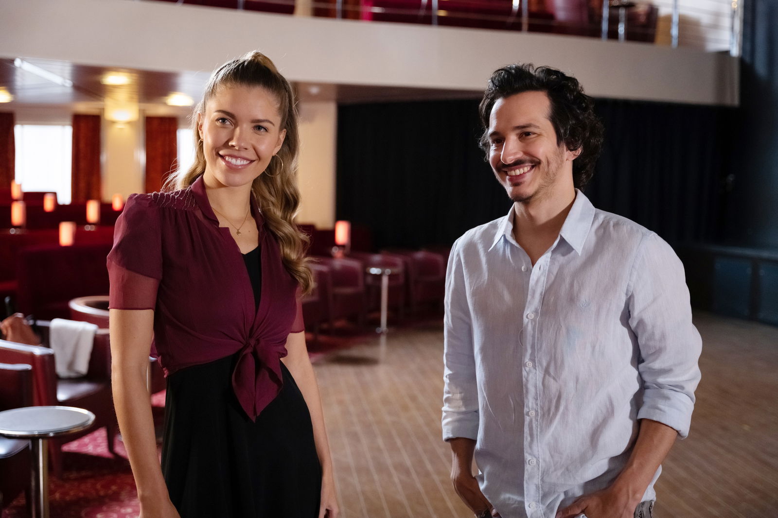 Kornelius Busch (Ferdi Özten) hat sich Hals über Kopf in die Tänzerin Mia (Victoria Swarovski) verliebt.