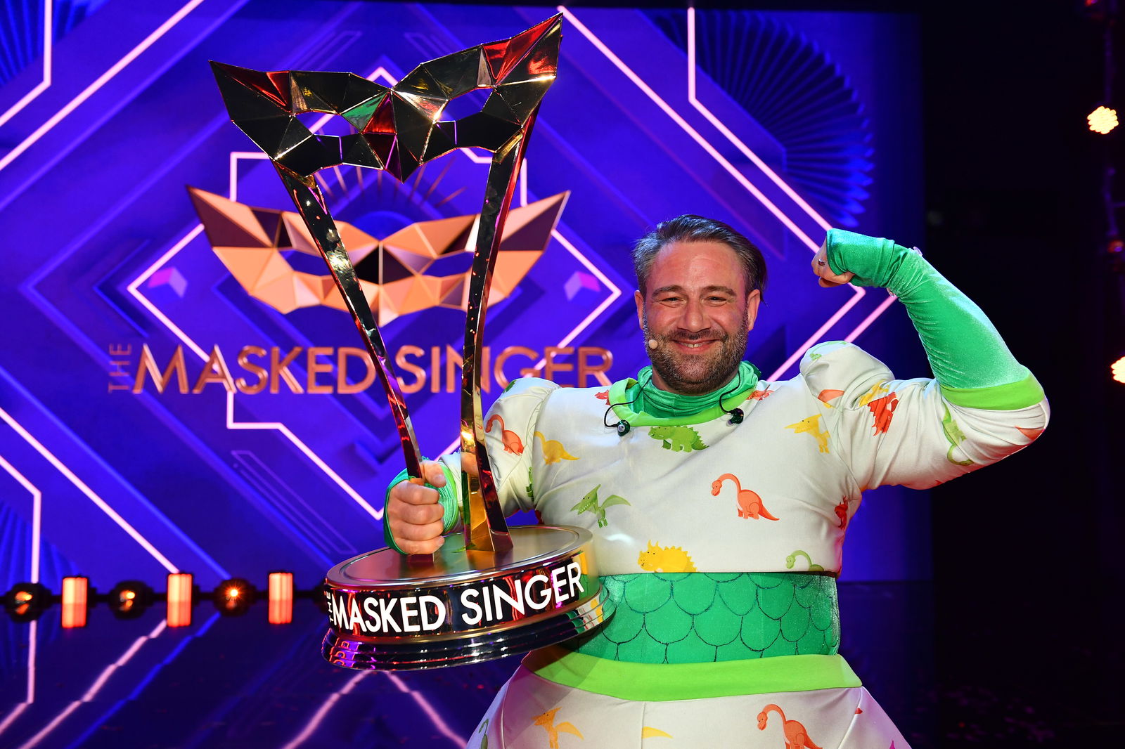 Sasha gewinnt als Dinosaurier die vierte Staffel „The Masked Singer“.