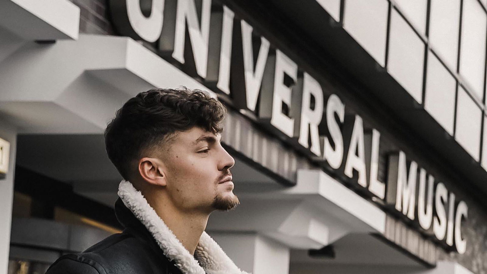 Karsten Walter vor seinem neuen Label Universal Music als Solokünstler