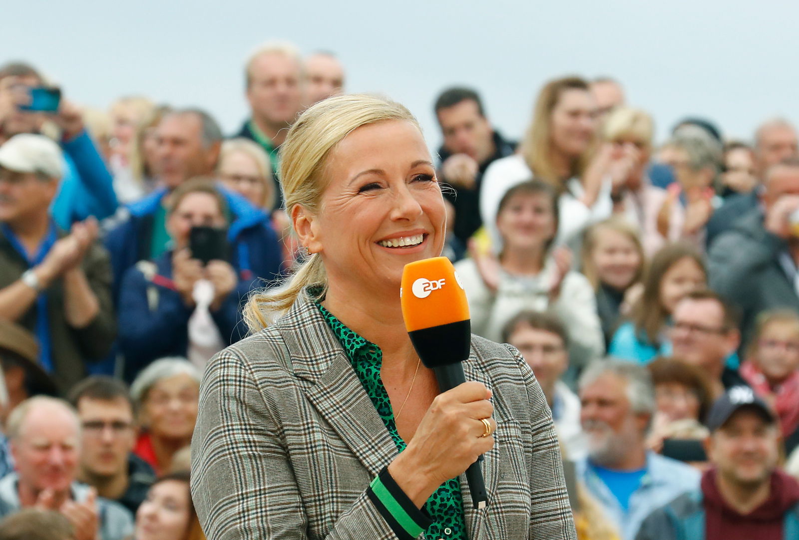 Andrea Kiewel im ZDF Fernsehgarten (vor Corona mit Publikum)