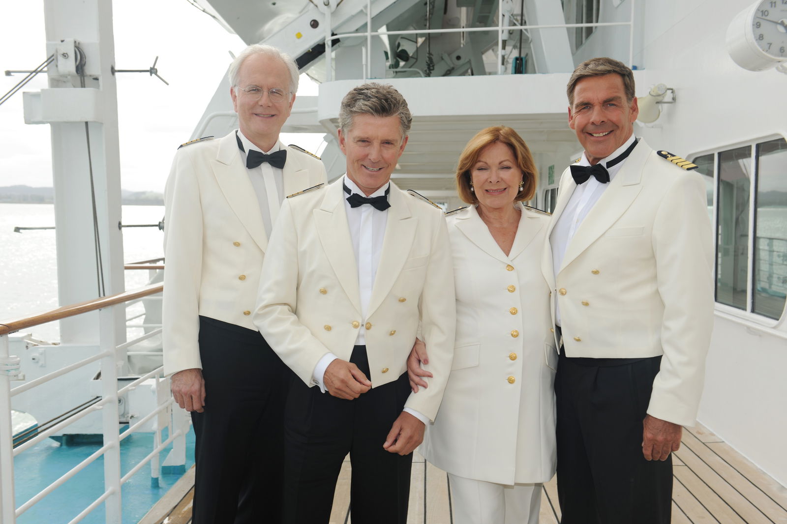 "Das Traumschiff: Cook Islands": Gruppenfoto der Crew an Deck der MS Amadea. Von links: Oskar Schifferle (Harald Schmidt), Dr. Sander (Nick Wilder), Beatrice (Heide Keller) und Kapitän Victor Burger (Sascha Hehn).