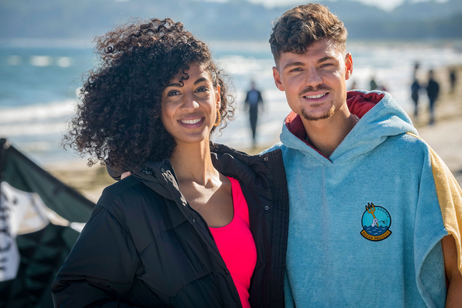 Almila Eloglu (Carmela Bonomi), Linus (Karsten Walter)