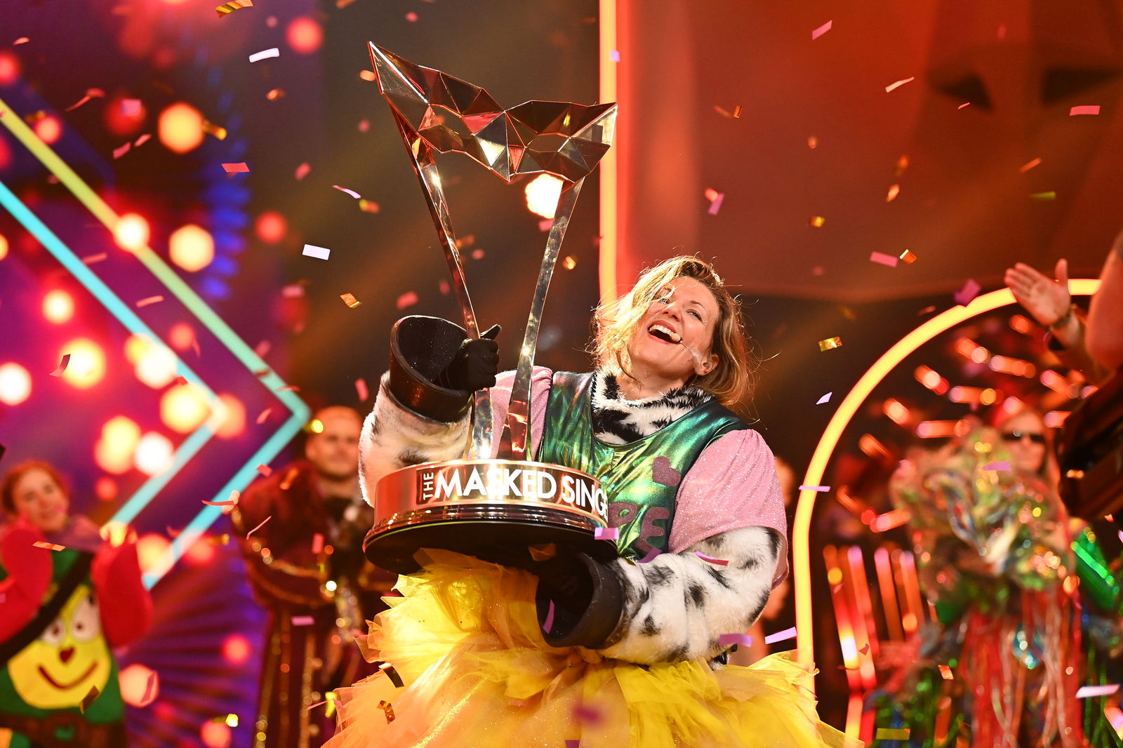 The Masked Singer 2022: Ella Endlich mit dem Siegerpokal