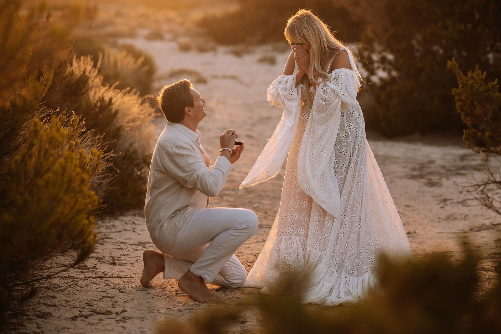 Tim Sandt macht Annemarie Eilfeld einen Heiratsantrag