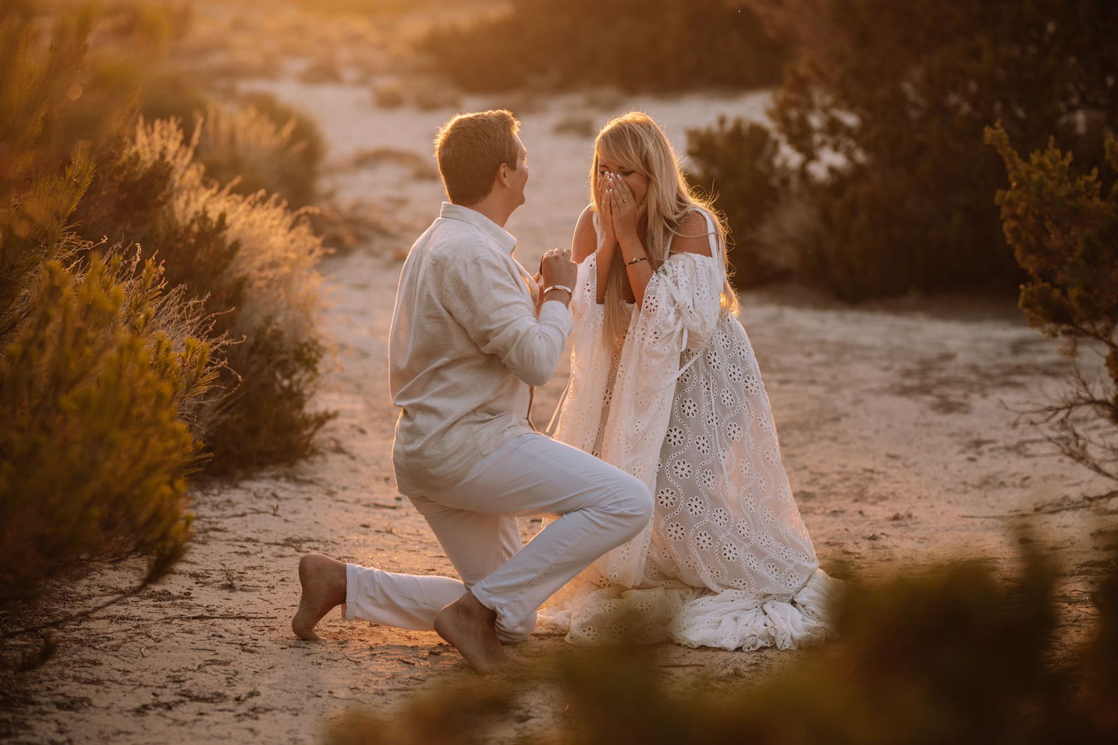 Tim Sandt macht Annemarie Eilfeld einen Heiratsantrag