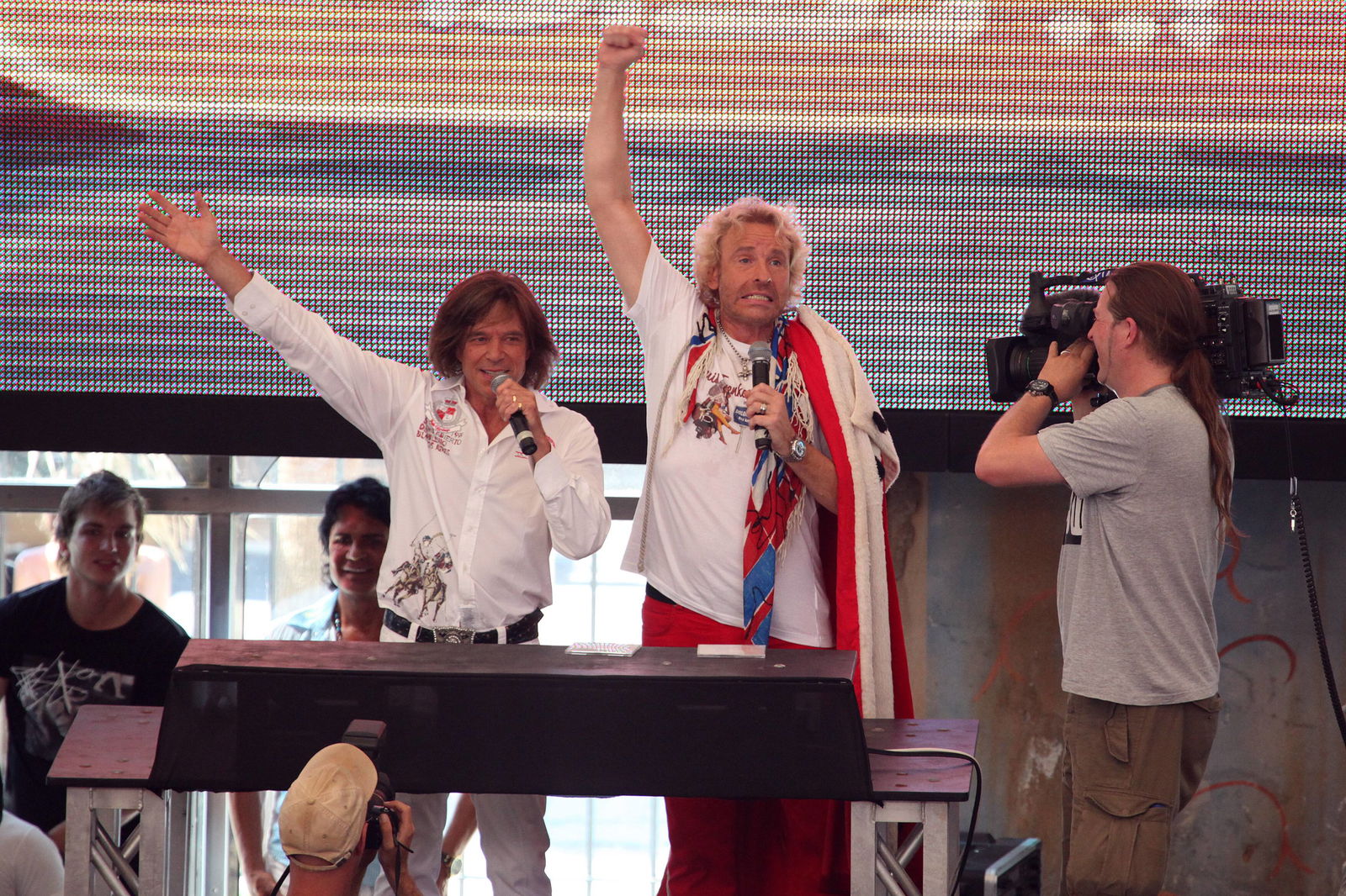 Wetteinlösung der von Thomas Gottschalk verlorenen Stadtwette aus der Sendung aus Offenburg. Thomas Gottschalk (Deutschland) als DJ am Ballermann, unterstützt von Sänger Jürgen Drews Mega Park - Palma de Mallorca