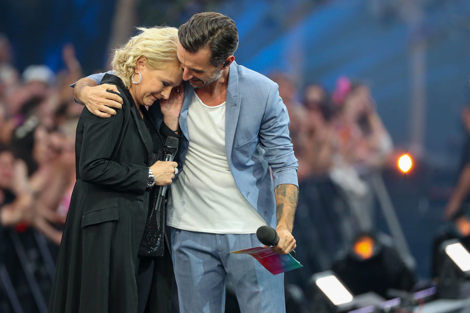 DAS GROSSE SCHLAGERCOMEBACK 2022: Nicole wird von Florian Silbereisen umarmt und getröstet