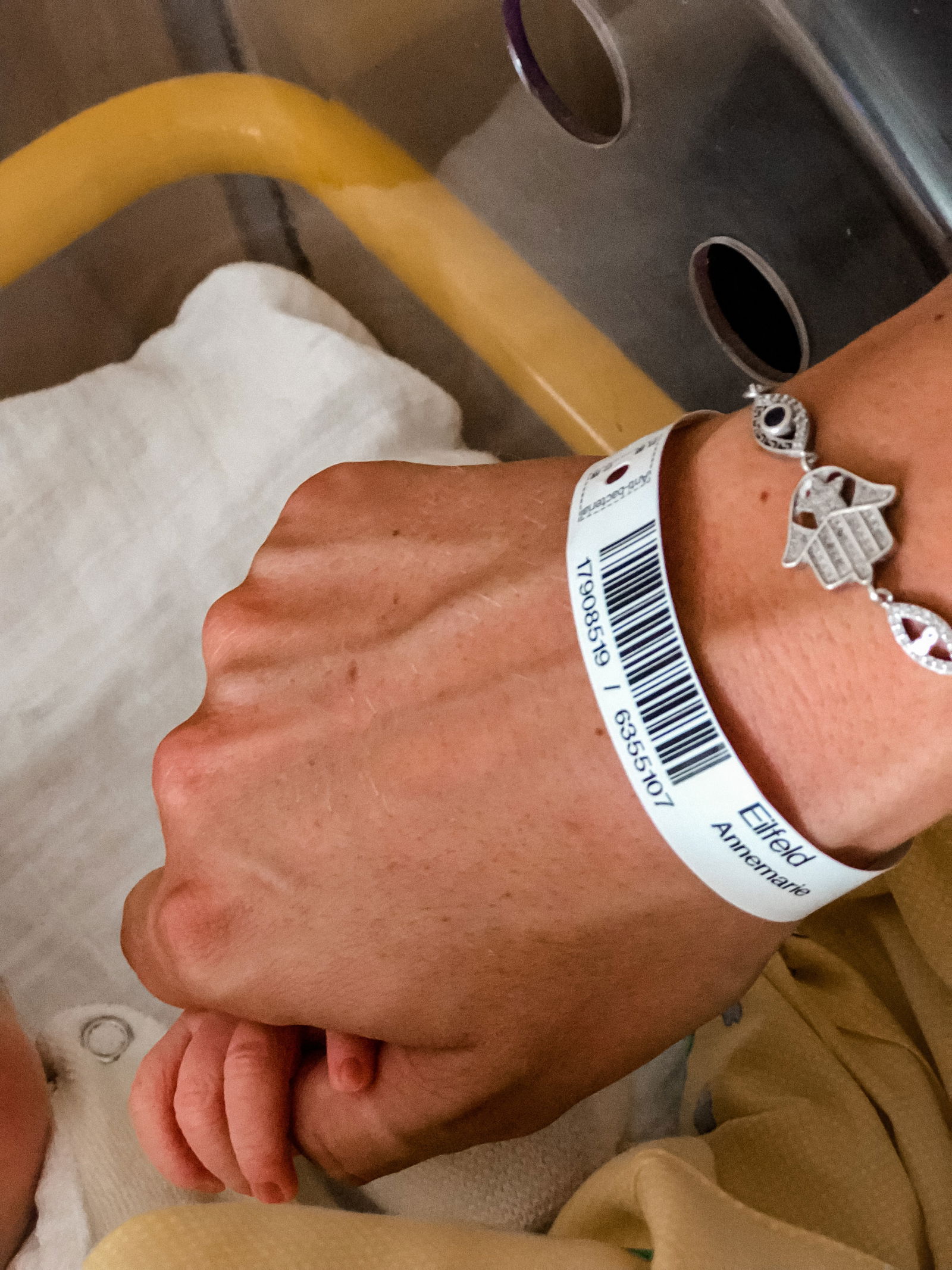 Annemarie Eilfeld hält das Händchen ihres ersten Kindes