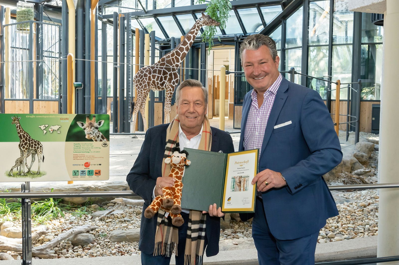 Roland Kaiser & Tiergartendirektor Stephan Hering-Hagenbeck im Wiener Zoo