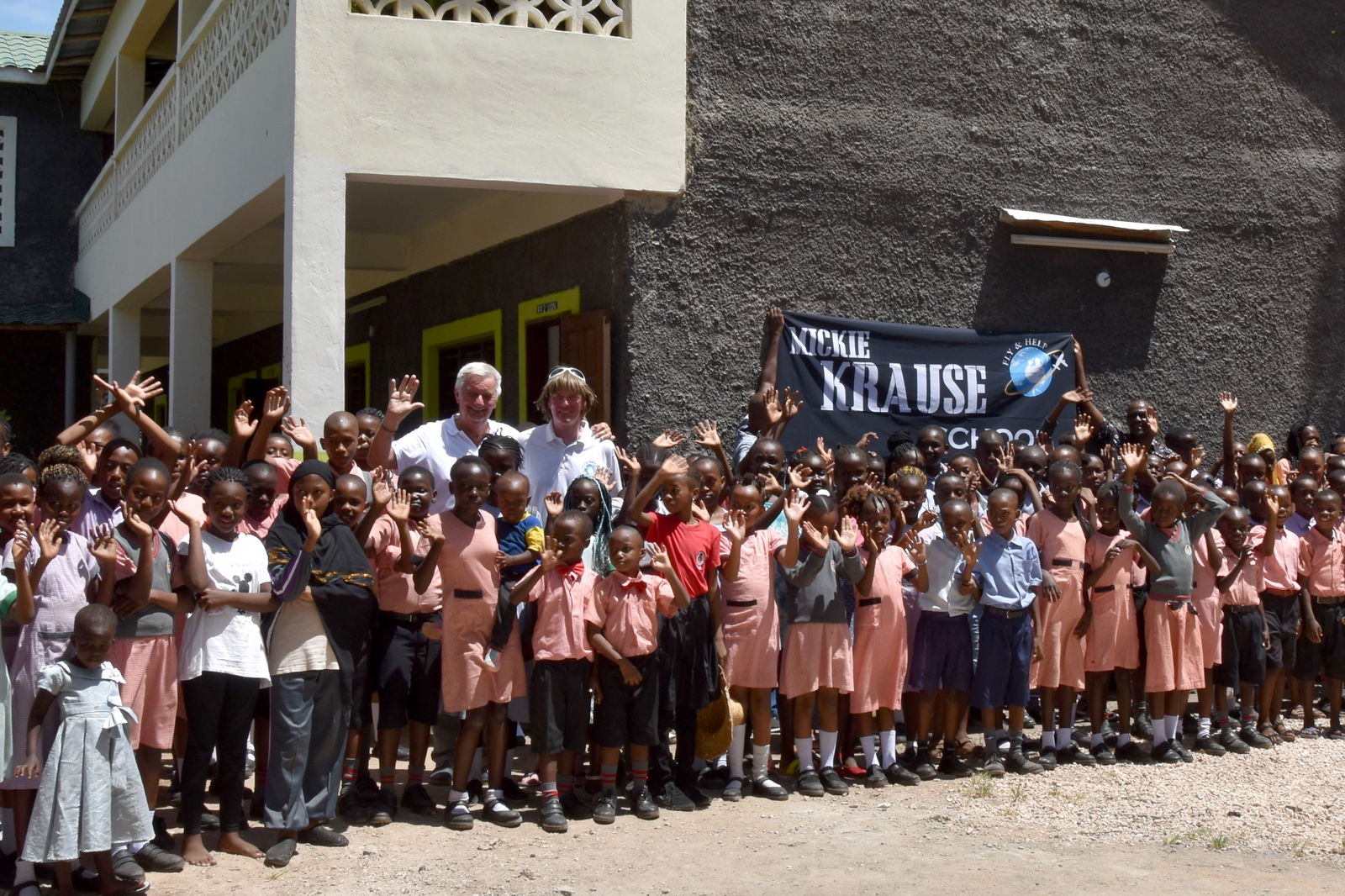 Schuleröffnung Mickie Krause School