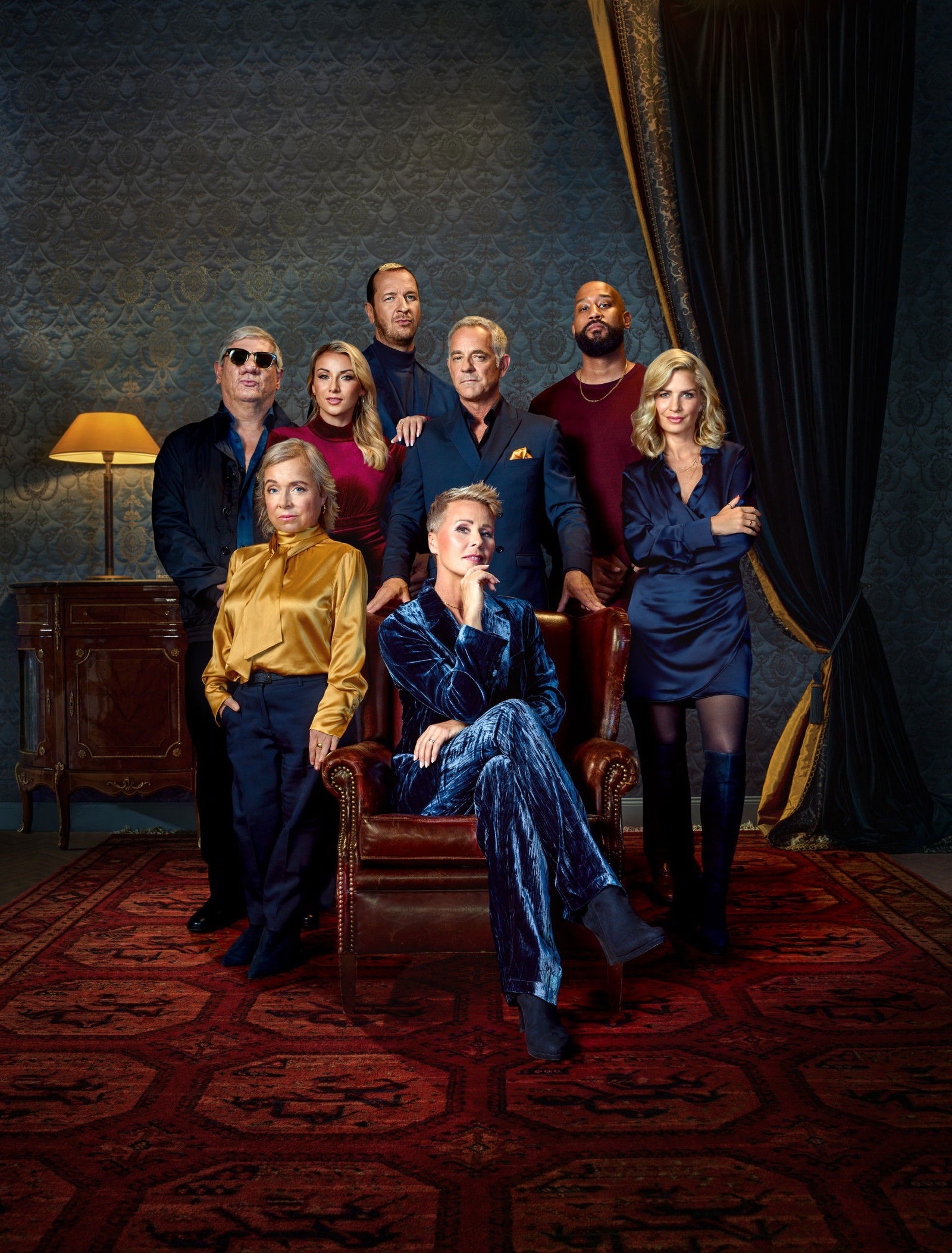 „Die Verräter – Vertraue Niemandem!“: Sonja Zietlow (sitzend) mit sieben von insgesamt 16 Spielern. (v.l.) Claude-Oliver Rudolph, ChrisTine Urspruch, Anna-Carina Woitschack, Pascal Hens, Florian Fitz, Jalil, Susan Sideropoulos