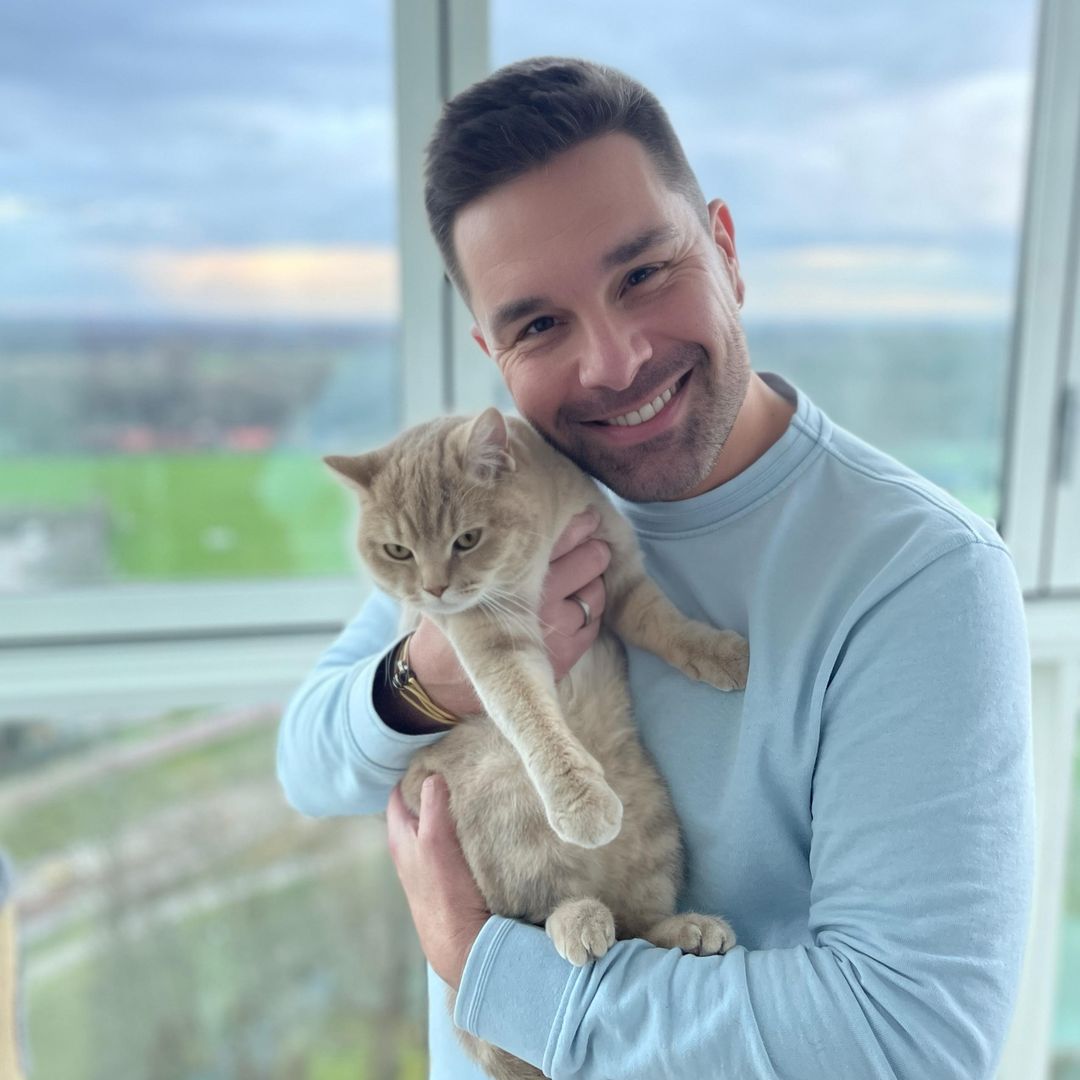 Eloy de Jong mit Kater Sky