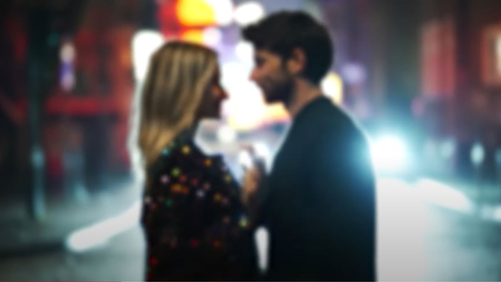 Sarah Zucker mit ihrem Partner Martin im "Verlieb mich"-Musikvideo (2024)