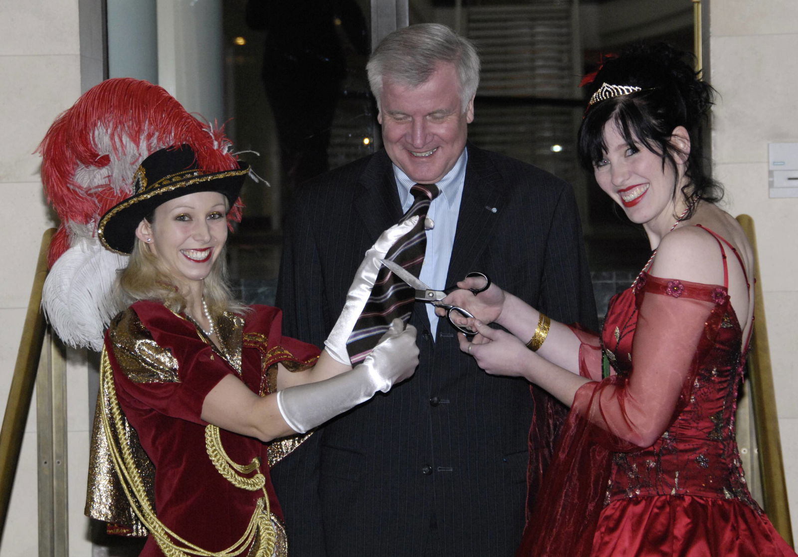 Horst Seehofer (CSU) wird an Weiberfastnacht die Krawatte abgeschnitten