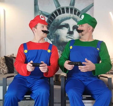 NEON als Mario und Luigi