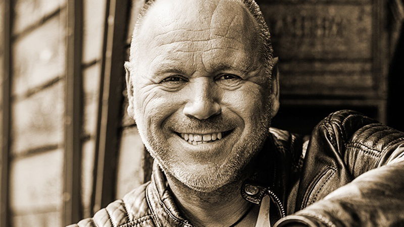 Olaf Henning 800x450